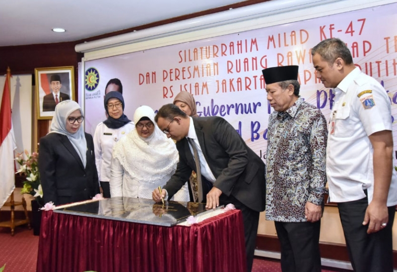 Penandatanganan Prasasti Peresmian Ruang Rawat Inap TB RO oleh Gubernur Prov DKI Jakarta didampingi oleh Direktur Utama (paling Kiri)
